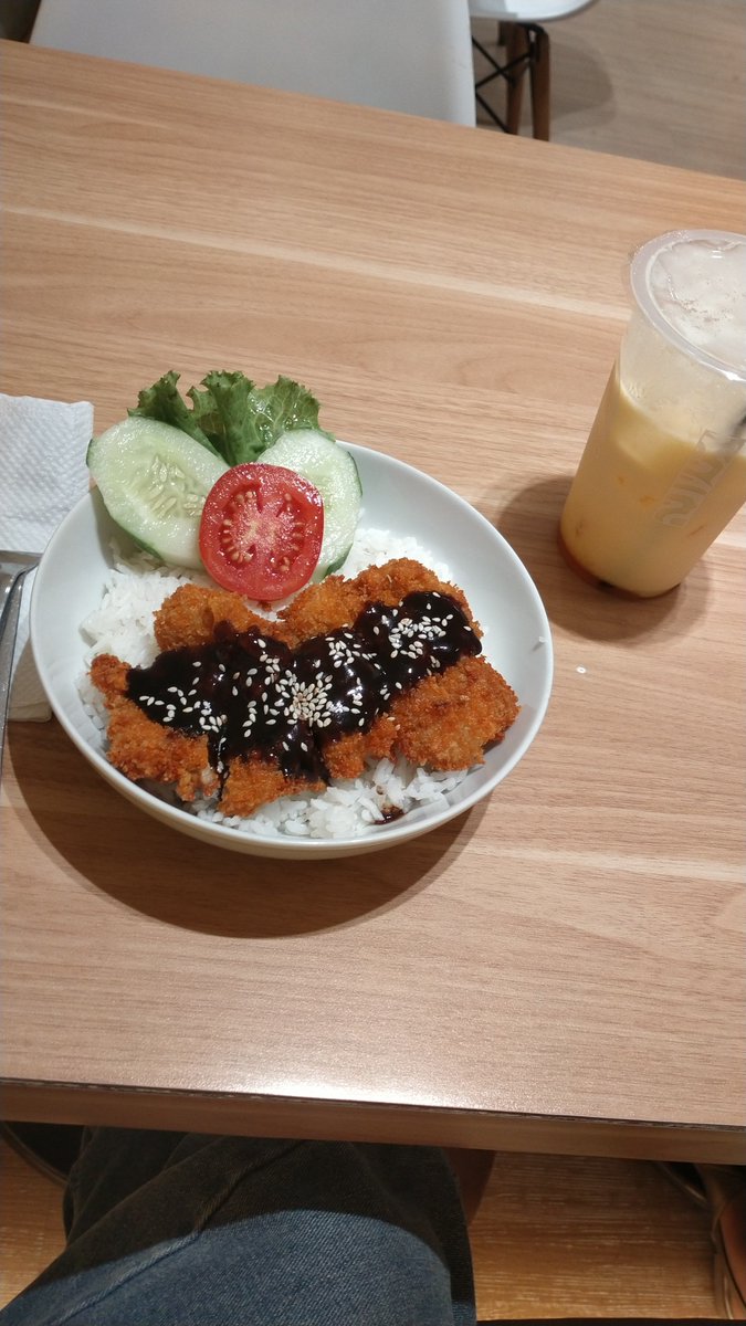 anothervinse's tweet photo. pergi sndri, mkn sndri itulah akuu😭 https://t.co/QIZUfGhvun