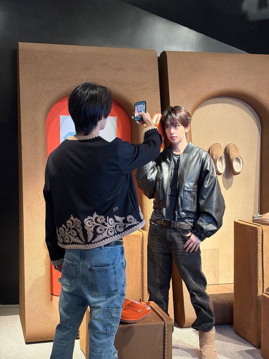IDID_starship's tweet photo. [🌠] #김민재_DID
어그 x jw앤더슨📞

#IDID #아이딧 
#KIMMINJAE #김민재 https://t.co/o7o34jiRkS