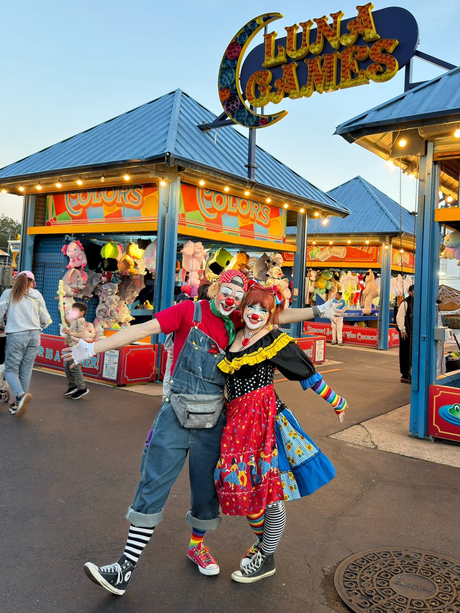 babbletheclown's tweet photo. a couple of clowns visit coney island 🎡 https://t.co/BCEpGtEGWW
