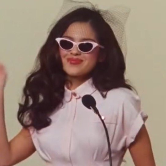 acessoliviabr's tweet photo. APOSTAS? O videoclipe de “expectations”, de Olivia Rodrigo, feat. Chappell Roan, deve se passar em um programa de auditório, em que os pretendentes passam pela avaliação de jurados, que decidem se eles correspondem às expectativas.

— Olivia já revelou que teremos surpresas no clipe. Quem serão os pretendentes? 👀