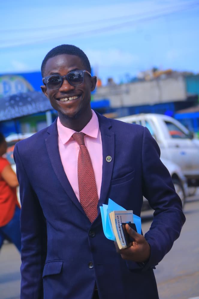 KMRD99's tweet photo. Entre liberté d'expression et suspension,  je préfère sourire à la vie au carrefour Chambrier  d'Awenndjé et m'arrêter là, par peur du subir une incarcération. 

#KMR #OctobreRose #LibrePensée https://t.co/cmlQvShrJI