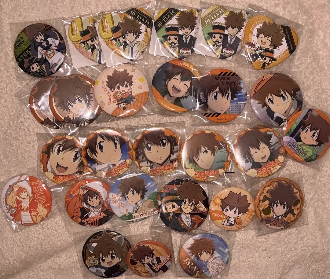 zeroarc1's tweet photo. 沢田綱吉生誕祭でめちゃくちゃ飾るの頑張ったアクスタ達を見て思ったんだけどさぁ、めちゃくちゃ私は沢田綱吉に注ぐグッズ量パナイなと思った笑
あっれぇ〜？こんなに量あったの？笑えねぇと笑えるの両方を感じた https://t.co/PVqyKZrb5A