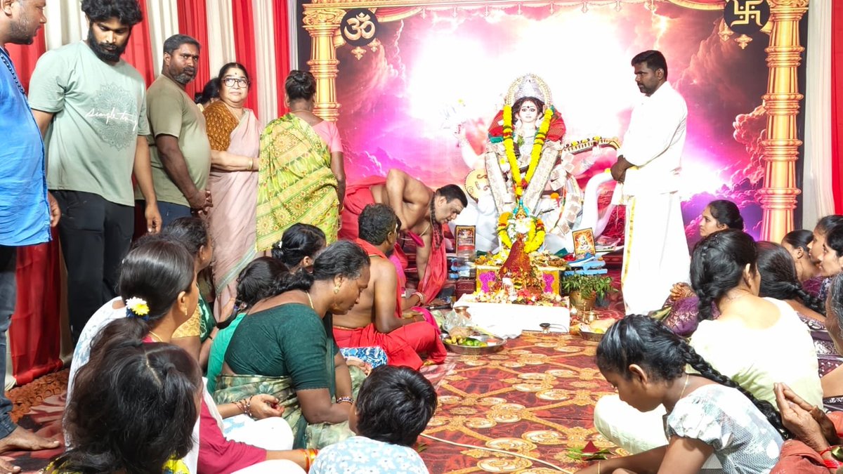 devigunda1's tweet photo. ఈరోజు 15.10.2026 శ్రీకాకుళం నియోజకవర్గంలో శ్రీశ్రీశ్రీ దుర్గాదేవి శరన్నవరాత్రి మహోత్సవం సందర్భంగా స్థానిక అరసవిల్లిలో శ్రీశైన  వీధిలో వారి ఆహ్వానం మేరకు  దేవీ నవరాత్రుల  మహోత్సవం కార్యక్రమంలో పాల్గొని దర్శించుకున్న *శ్రీకాకుళం నియోజకవర్గం మాజీ ఎమ్మెల్యే గుండ లక్ష్మీదేవి గారు..._* https://t.co/c6NFfDNrjZ