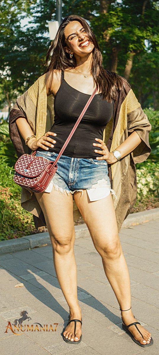 Anumania7's tweet photo. Meenu Thighs 🦵🍒 She reminds me of vintage Anushka 😍
#MeenakshiChaudhary https://t.co/mVY0VF5qQA