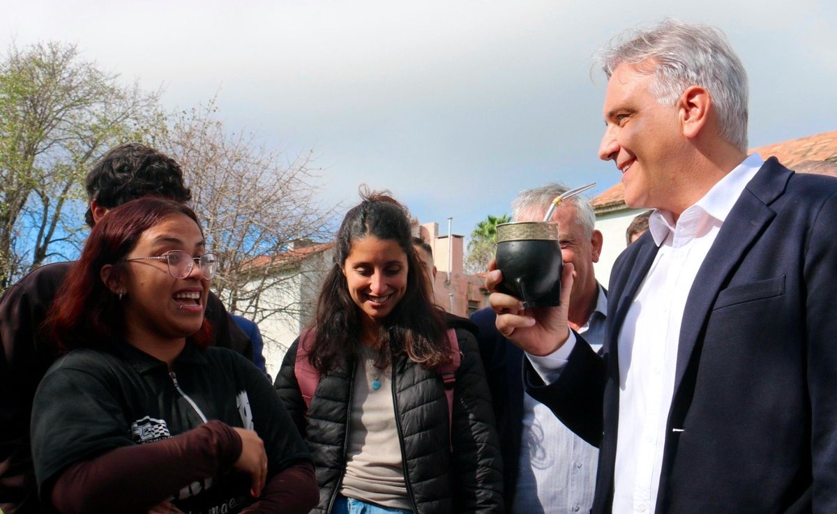 MartinLlaryora's tweet photo. LA UNIVERSIDAD ES EL FUTURO DEL PAÍS 

Los países que crecen y progresan son los que invierten en #educación, ciencia, tecnología y conocimiento. 

Por eso #Córdoba apoya y defiende a la #UniversidadPública. Tenemos que estar unidos para cuidar una de las herramientas más poderosas que tiene nuestra sociedad para garantizar la igualdad de oportunidades, promover la movilidad social y construir una clase media pujante.

La universidad pública es parte de nuestra identidad cordobesa. Es el lugar donde miles de jóvenes construyen sus sueños, se forman profesionales y se genera el conocimiento que impulsa el crecimiento de toda la #Argentina.

Nuestro país se hizo grande gracias a la #EducaciónPública. No podemos permitir que la falta de financiamiento comprometa el futuro de nuestros estudiantes, ni las condiciones laborales de quienes enseñan, investigan y sostienen todos los días el amplio sistema universitario.

Por eso, sostenemos la importancia del cumplimiento efectivo de la Ley de #FinanciamientoUniversitario, para garantizar el funcionamiento de las instituciones y dar previsibilidad a su desarrollo.

#HacerParaCrecer