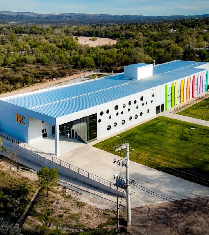 MartinLlaryora's tweet photo. LA UNIVERSIDAD ES EL FUTURO DEL PAÍS 

Los países que crecen y progresan son los que invierten en #educación, ciencia, tecnología y conocimiento. 

Por eso #Córdoba apoya y defiende a la #UniversidadPública. Tenemos que estar unidos para cuidar una de las herramientas más poderosas que tiene nuestra sociedad para garantizar la igualdad de oportunidades, promover la movilidad social y construir una clase media pujante.

La universidad pública es parte de nuestra identidad cordobesa. Es el lugar donde miles de jóvenes construyen sus sueños, se forman profesionales y se genera el conocimiento que impulsa el crecimiento de toda la #Argentina.

Nuestro país se hizo grande gracias a la #EducaciónPública. No podemos permitir que la falta de financiamiento comprometa el futuro de nuestros estudiantes, ni las condiciones laborales de quienes enseñan, investigan y sostienen todos los días el amplio sistema universitario.

Por eso, sostenemos la importancia del cumplimiento efectivo de la Ley de #FinanciamientoUniversitario, para garantizar el funcionamiento de las instituciones y dar previsibilidad a su desarrollo.

#HacerParaCrecer