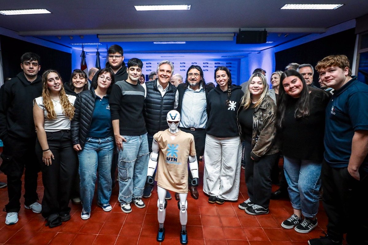 MartinLlaryora's tweet photo. LA UNIVERSIDAD ES EL FUTURO DEL PAÍS 

Los países que crecen y progresan son los que invierten en #educación, ciencia, tecnología y conocimiento. 

Por eso #Córdoba apoya y defiende a la #UniversidadPública. Tenemos que estar unidos para cuidar una de las herramientas más poderosas que tiene nuestra sociedad para garantizar la igualdad de oportunidades, promover la movilidad social y construir una clase media pujante.

La universidad pública es parte de nuestra identidad cordobesa. Es el lugar donde miles de jóvenes construyen sus sueños, se forman profesionales y se genera el conocimiento que impulsa el crecimiento de toda la #Argentina.

Nuestro país se hizo grande gracias a la #EducaciónPública. No podemos permitir que la falta de financiamiento comprometa el futuro de nuestros estudiantes, ni las condiciones laborales de quienes enseñan, investigan y sostienen todos los días el amplio sistema universitario.

Por eso, sostenemos la importancia del cumplimiento efectivo de la Ley de #FinanciamientoUniversitario, para garantizar el funcionamiento de las instituciones y dar previsibilidad a su desarrollo.

#HacerParaCrecer