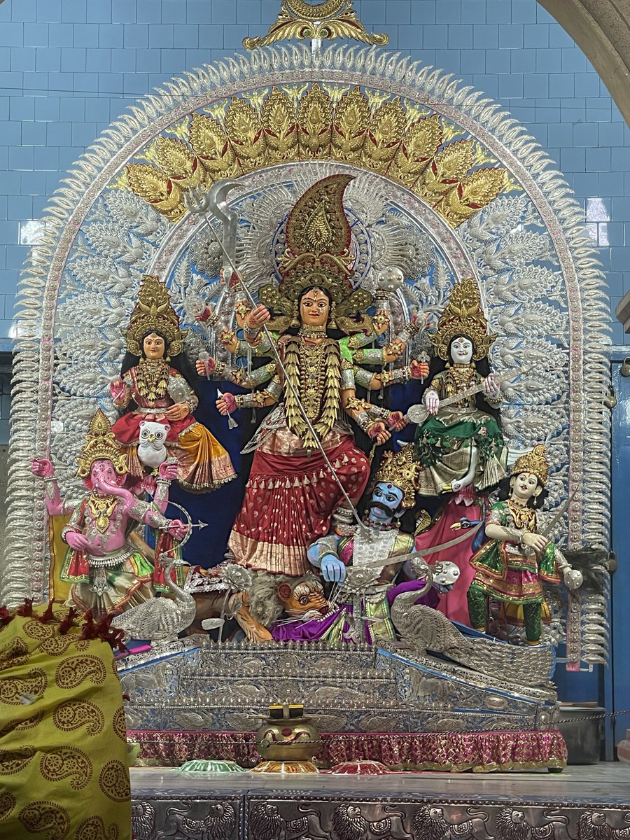 manas_muduli's tweet photo. Kataka’s Durga Puja showcases a treasure trove worth over Rs 450 crore! #Odisha 

Silver: Around 100 quintals, valued at Rs 240 crore.
Gold: Around 150 kg, valued at Rs 222 crore.

Beyond the staggering wealth, it reflects the city’s deep-rooted devotion, rich heritage and extraordinary craftsmanship.