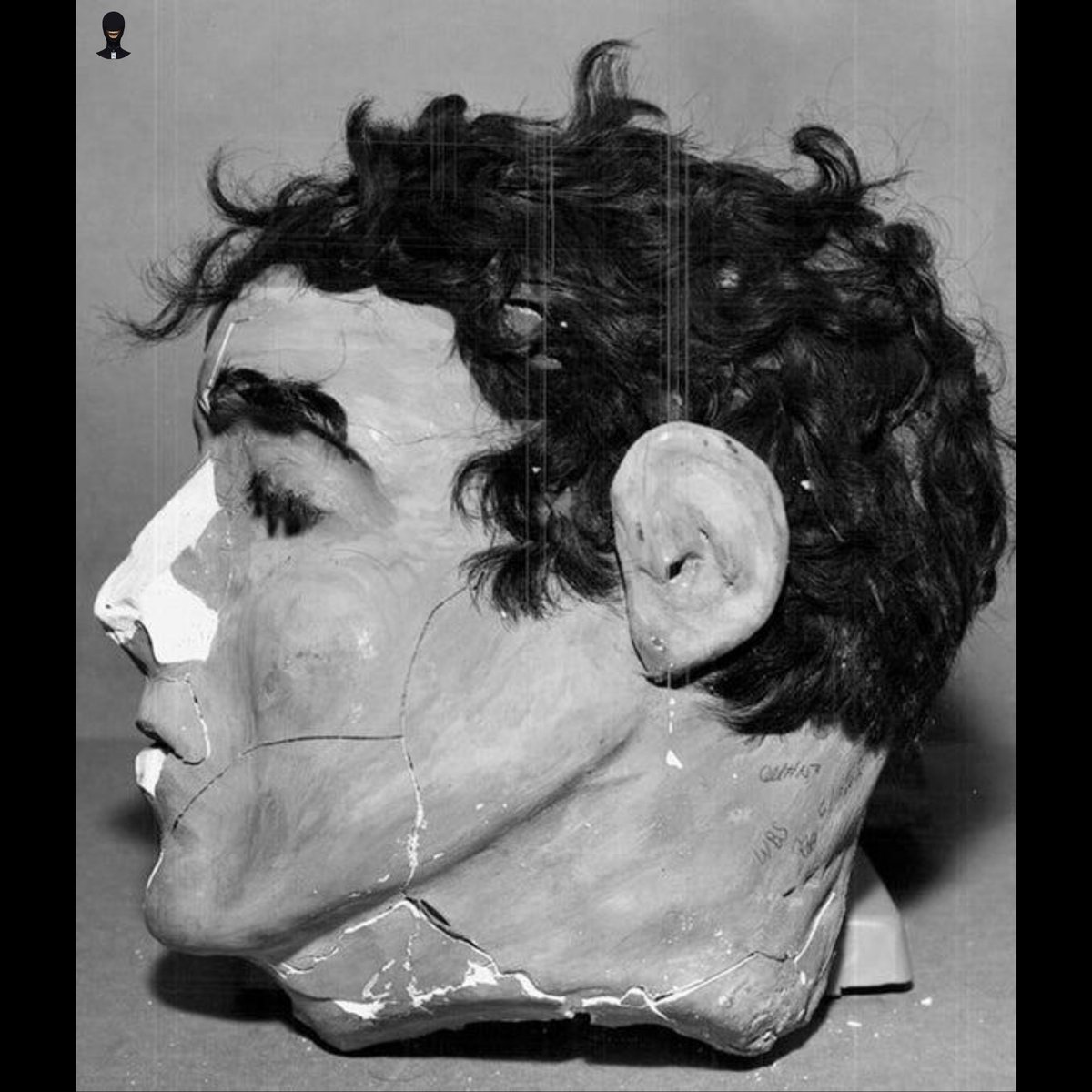 why_smile_X's tweet photo. In 1962, three prisoners escaped from Alcatraz, one of America's most infamous prisons.

They left fake heads in their beds to fool the guards.

By morning, they were gone.

But here's the strangest part…

They may have escaped the prison. But did they survive what came next? ☠️ https://t.co/FdjRRpy8uY