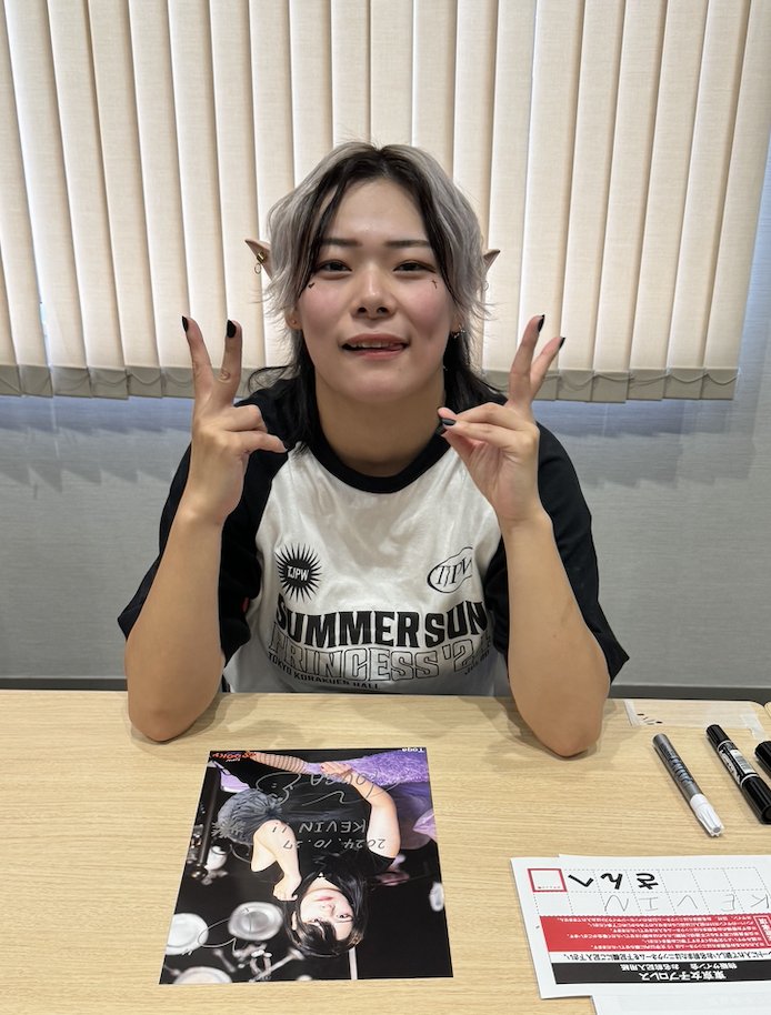 StrollCam's tweet photo. TJPW LIVE TOUR 2024 AUTUMN
2024.10.27 – KFC Hall

Toga staying cool, as always 🧊
– with post-show meet &amp; greet 📸

#凍雅 #tjpw #東京女子プロレス #KFCホール #両国 https://t.co/zyQpbkIpOQ