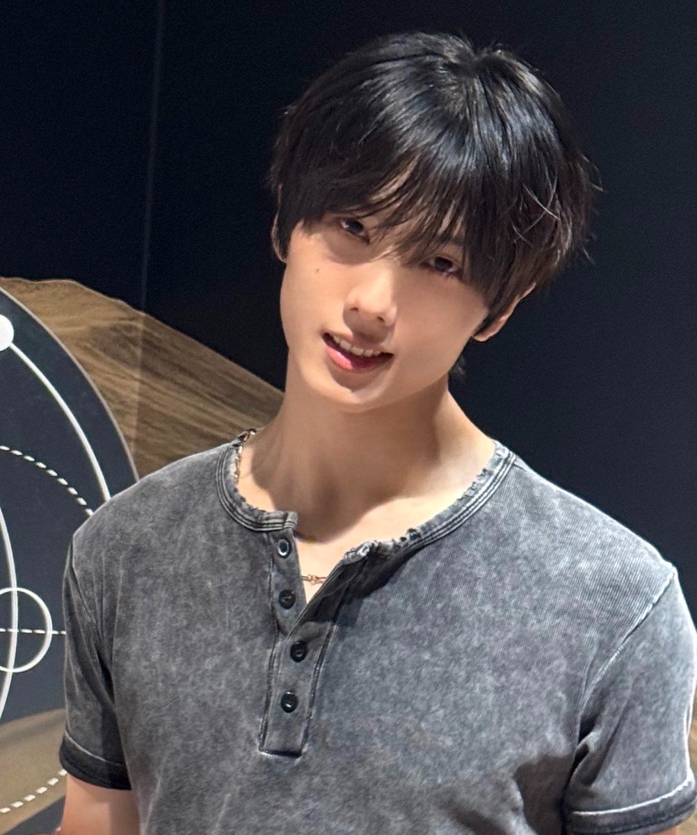 chenmitji's tweet photo. Fuck he really has one of the best faces in South Korea https://t.co/Mg1N5CyXSO