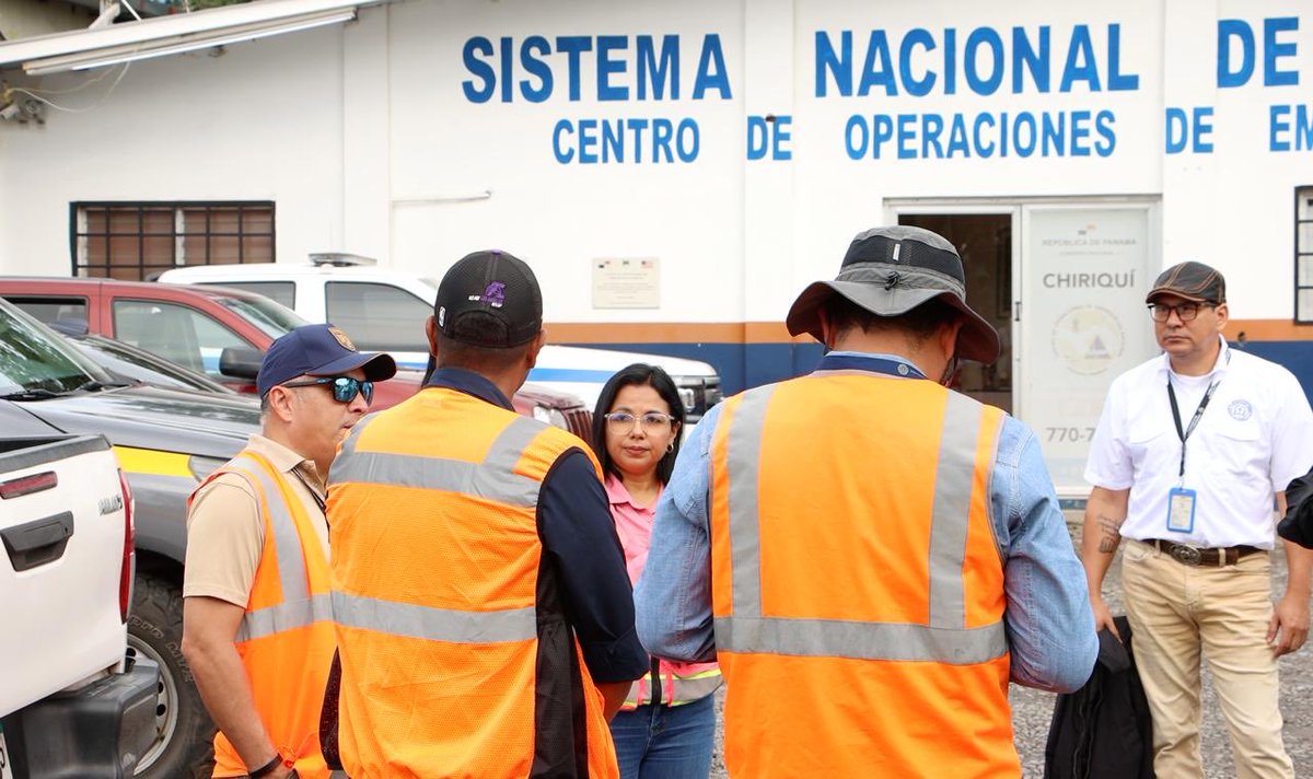 ContraloriaPma's tweet photo. Ingenieros de la Contraloría, en coordinación con el SINAPROC, realizan evaluaciones estructurales en Tolé y áreas comarcales de Chiriquí para identificar posibles daños y prevenir riesgos.

Estas labores forman parte de las acciones que desarrollan nuestros equipos técnicos para contribuir a la seguridad de las comunidades afectadas por el sismo del pasado 9 de octubre.

#ContraloríaPanamá #CGRPanamá #TrabajandoConIntegridad