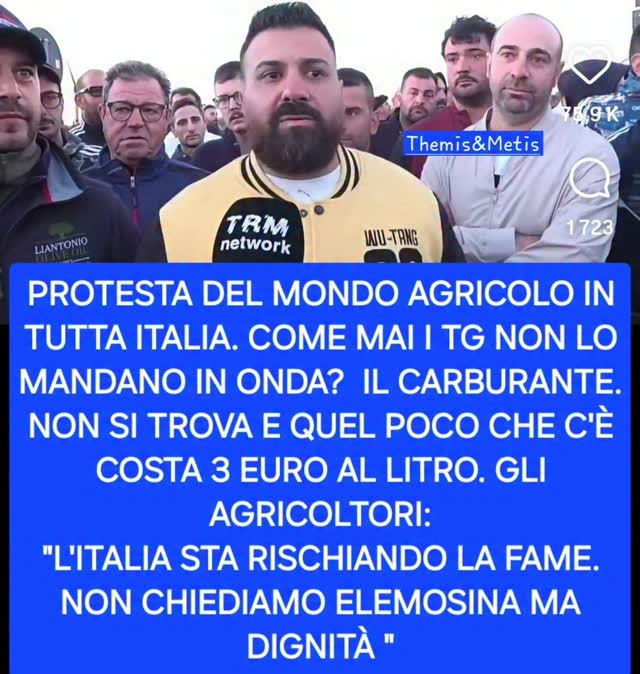 GiorgiaSalvagn1's tweet photo. IGNORARE COSI CHI PRODUCE IL CIBO CHE MANGIAMO... VERGOGNA

La protesta del mondo agricolo contro il caro gasolio alle porte d’ingresso della Puglia: “L’Italia rischia di fare la fame, nessuno ci ascolta”

Al casello autostradale i tir restano fermi e gli agricoltori difendono un lavoro che non rende più: la rabbia attraversa la Capitanata. Bloccati Candela, Poggio Imperiale, Cerignola e Foggia.

Il rumore dei motori, qui, ha lasciato il posto al silenzio dei camion fermi. Al casello autostradale di Candela, porta d’ingresso e d’uscita della Puglia, il traffico si è trasformato in una lunga attesa. I tir sono parcheggiati uno accanto all’altro, gli autotrasportatori si radunano a discutere, gli agricoltori raccontano conti che non tornano più.