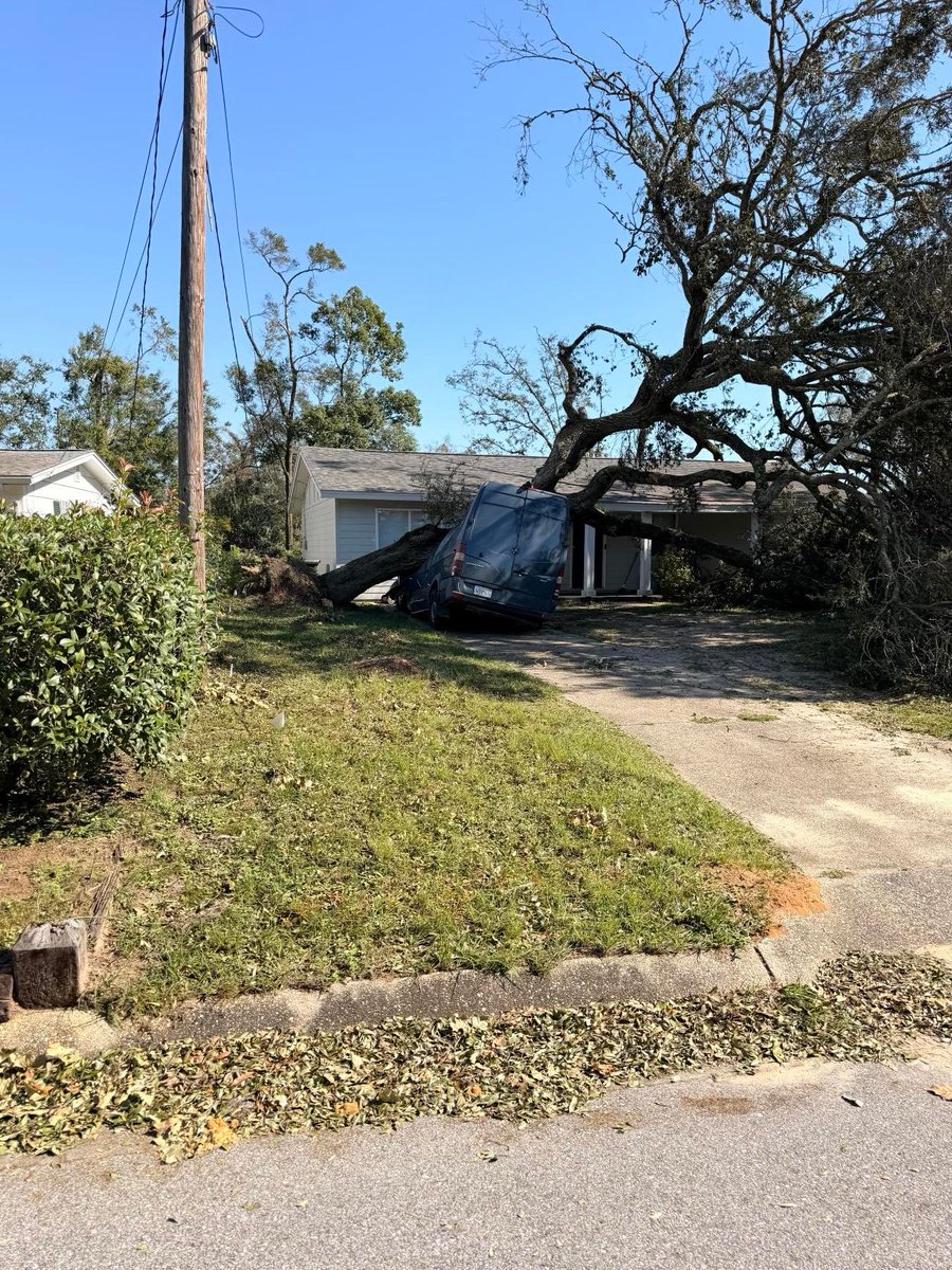 FLStateGuard's tweet photo. Our Unmanned Aircraft Systems teams continue to have eyes in the sky, vigilantly identifying debris for cut-and-toss teams to clear. These efforts support route clearance for recovery partners to easily access impacted areas. https://t.co/RHPjin2JtI