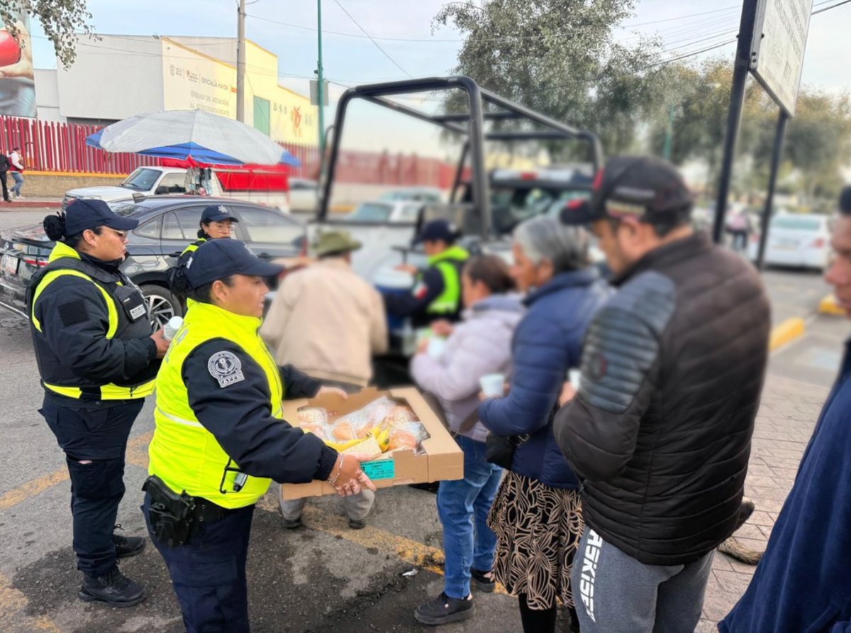 SS_Edomex's tweet photo. Como parte de las acciones de proximidad social y apoyo humanitario, personal de la #SSEdoMex 👮🏻👮🏻♀️ brindó alimentos a personas que se encuentran en el exterior del Hospital General Adolfo López Mateos ubicado en #Toluca. 📍
Con estas acciones refrendamos nuestro compromiso de servir con solidaridad, empatía y cercanía a quienes más lo necesitan.