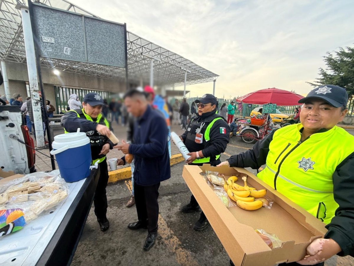 SS_Edomex's tweet photo. Como parte de las acciones de proximidad social y apoyo humanitario, personal de la #SSEdoMex 👮🏻👮🏻♀️ brindó alimentos a personas que se encuentran en el exterior del Hospital General Adolfo López Mateos ubicado en #Toluca. 📍
Con estas acciones refrendamos nuestro compromiso de servir con solidaridad, empatía y cercanía a quienes más lo necesitan.