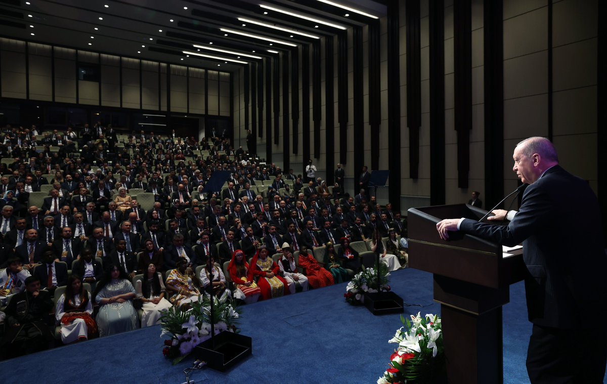 RTErdogan's tweet photo. Türkiye Maarif Vakfımızın 10’uncu yılının ülkemiz, milletimiz, gönül coğrafyamız ve tüm insanlık için hayırlara vesile olmasını diliyorum.

10 yıllık süre zarfında Vakfımızın bünyesinde görev alan, sorumluluk üstlenen, Türkiye’nin eğitim vizyonunu dünyayla buluşturan tüm kardeşlerime şahsım ve milletim adına teşekkür ediyorum.