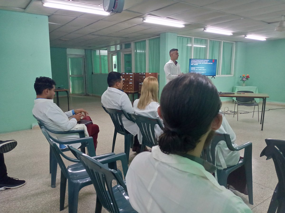 GladielisA86100's tweet photo. 🏥Como parte del Taller de Tesis que se realiza hoy en el #HospitalGuevara el Dr. Jadson Fernández Sánchez residente de Ortopedia expuso su protocolo de investigación sobre: Características clínico epidemiológicas del extremo distal del radio #LasTunas @JLAparicioDr @E_Rectora https://t.co/ZwQTzZ81BG