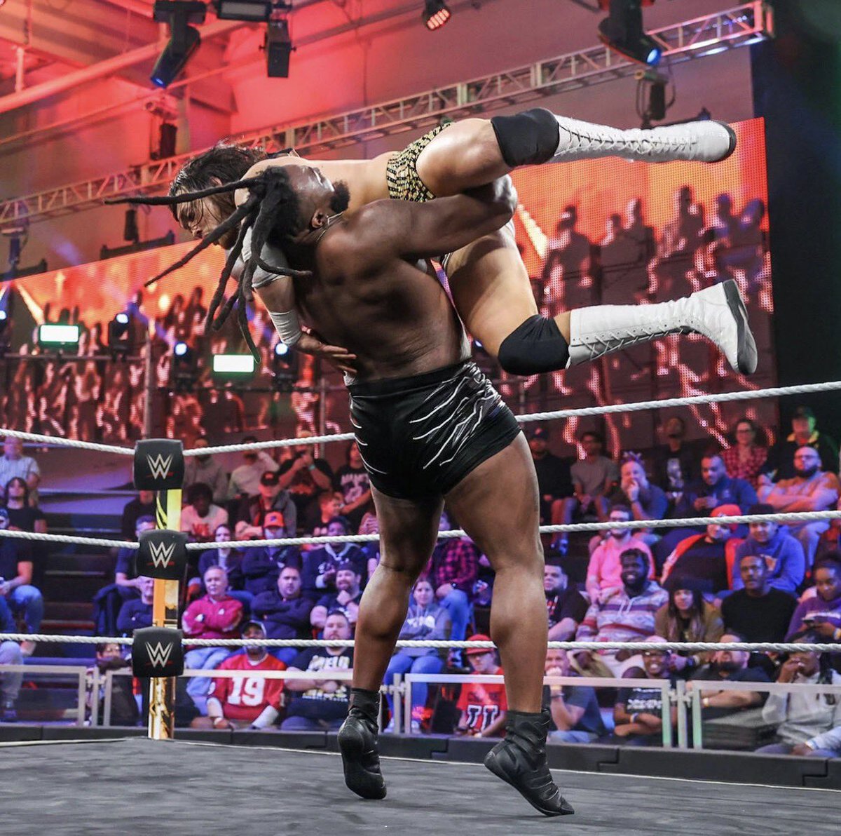 kotasbaez's tweet photo. Main Event has all main roster, so Level Up only this week!
Kelani defeats Stevie, Javi beats Keanu (thank god) & in their first singles match, Myles uses the Catch Clause to his advantage, beating Tavion. #NXT24 https://t.co/KyEV1ZpyQV