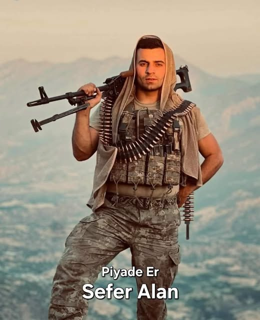 tengritav1942's tweet photo. Ben Piyade Er Sefer Alan. 9 Ekim 2024 tarihinde, henüz 23 yaşımdayken, bölücü terör örgütü mensuplarının bulunduğumuz üs bölgesine açtığı hain bir taciz ateşi sonucu ağır yaralandım. Kaldırıldığım hastanede hekimlerin yaptığı tüm müdahalelere rağmen kurtarılamayarak şehit oldum. https://t.co/iPRZxbB3bj