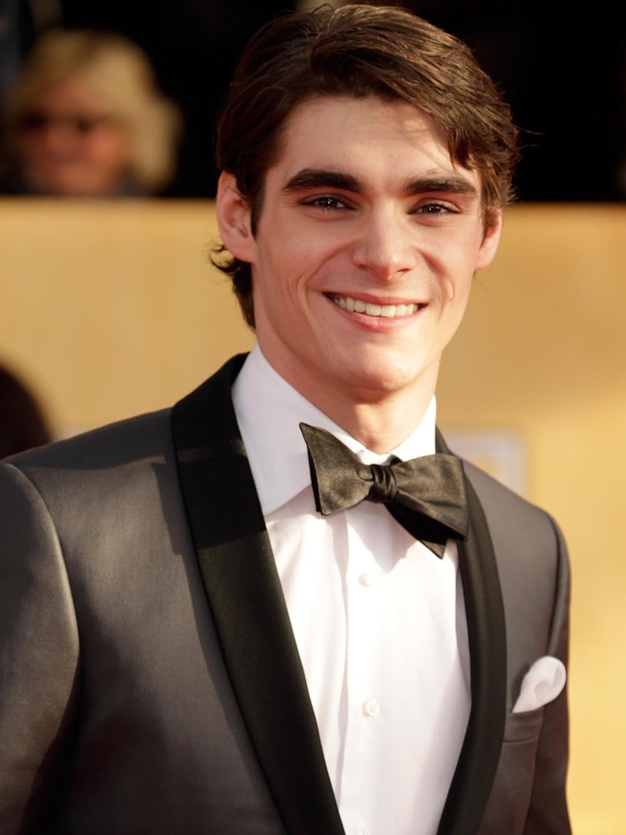 SNarasay's tweet photo. Allegedly, 34 y/o  breaking bad actor Rj Mitte un alived himself because his fiance was pressurizing him to choose between her and his mother because the mother was meddling in their relationship

#rjmitte https://t.co/5umFBNjQe6