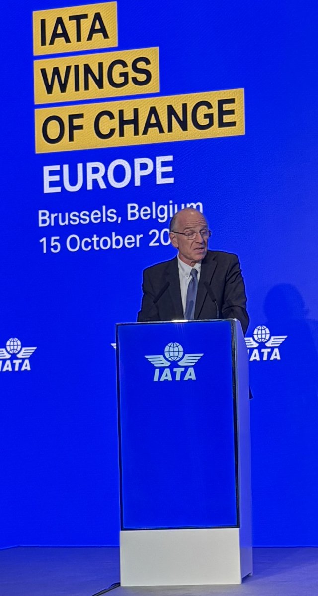 IATA's tweet photo. IATA RVP for Europe Rafael Schvartzman brings #IATAWOCE to a close. Reiterates value of aviation &amp; operational challenges facing airlines. Next year’s Wings of Change will be in Belgrade, kindly sponsored by @airserbia  

See more in Airlines magazine 👇  
https://t.co/kEaHMSCln7 https://t.co/yXQYFC2yfL