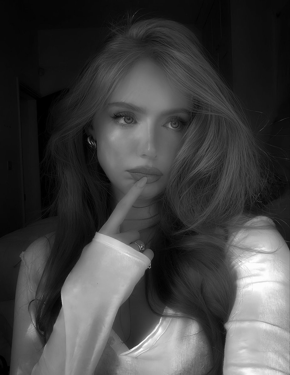 viesjenner's tweet photo. ꇙ𝖾𝗑𝗒    ˑ ֗ ˖⋆  𝘄𝗼𝗺𝗮𝗻 ⠀「  🪞  」  𝑓𝑒𝑚𝑚𝑒  ⠀ ៸៸ ⠀ ╲   мυѕє⠀ ⌇      𝗌𝗐𝖾𝖾𝗍    ▝ ⠀ ֙ ⠀ 𝑎𝑛𝑔𝑒𝑙  ⠀ 𝄄 ‘    ʏᴏᴜʀ‘s  ៸ ⠀ꪑꪮᦔꫀꪶ    ୢ˚  ᦋỉ𝑟𝑙 https://t.co/bmU8TNfVft