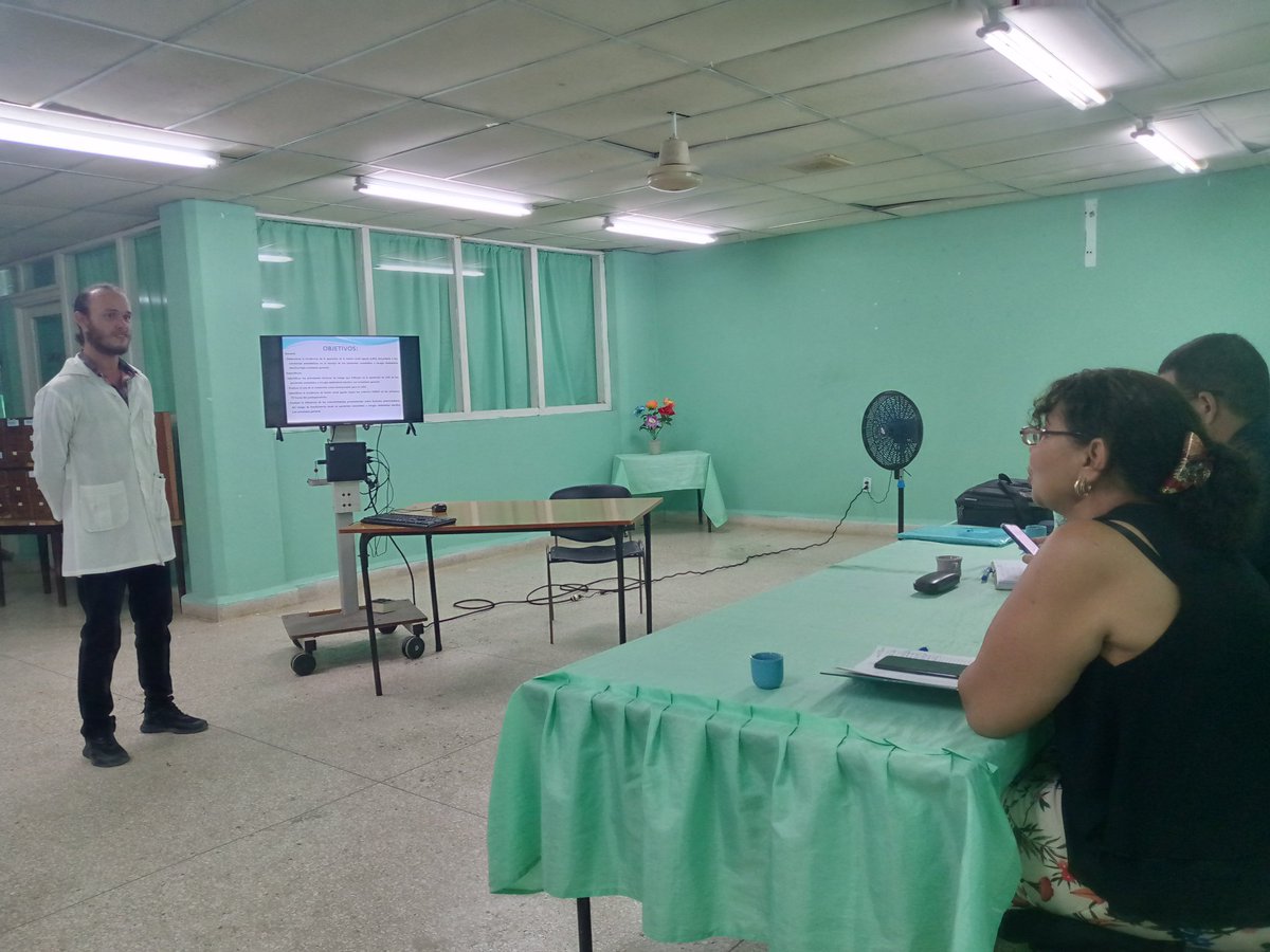 GladielisA86100's tweet photo. El Dr. Celio Yancel Rodríguez Peña residente de Anestesiología y Reanimación del #HospitalGuevara presentó su tesis ante el Consejo Científico. Estudio con el tema: Prevención de la lesión renal aguda en pacientes sometidos a cirugía abdominal electiva bajo anestesia general https://t.co/HyEjXVClFI