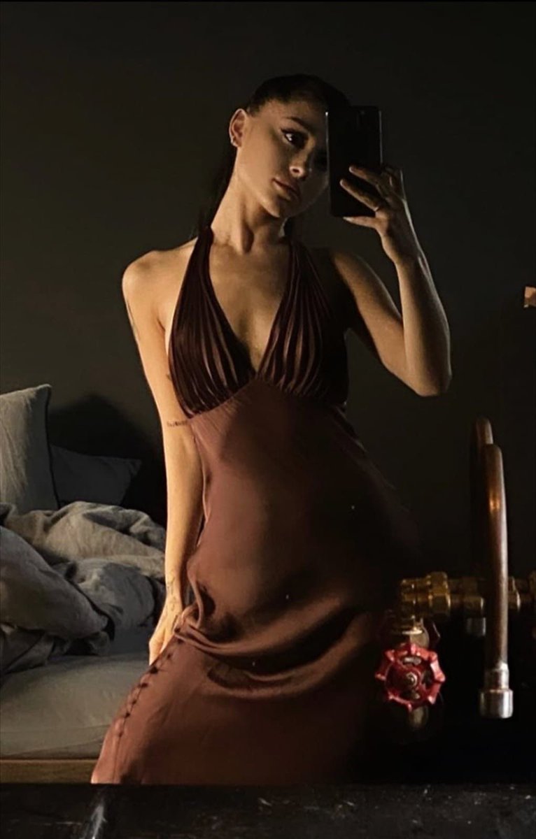 qpastlife's tweet photo. queen of mirror selfies herself, need i say more? https://t.co/Nt3BGQH2Op