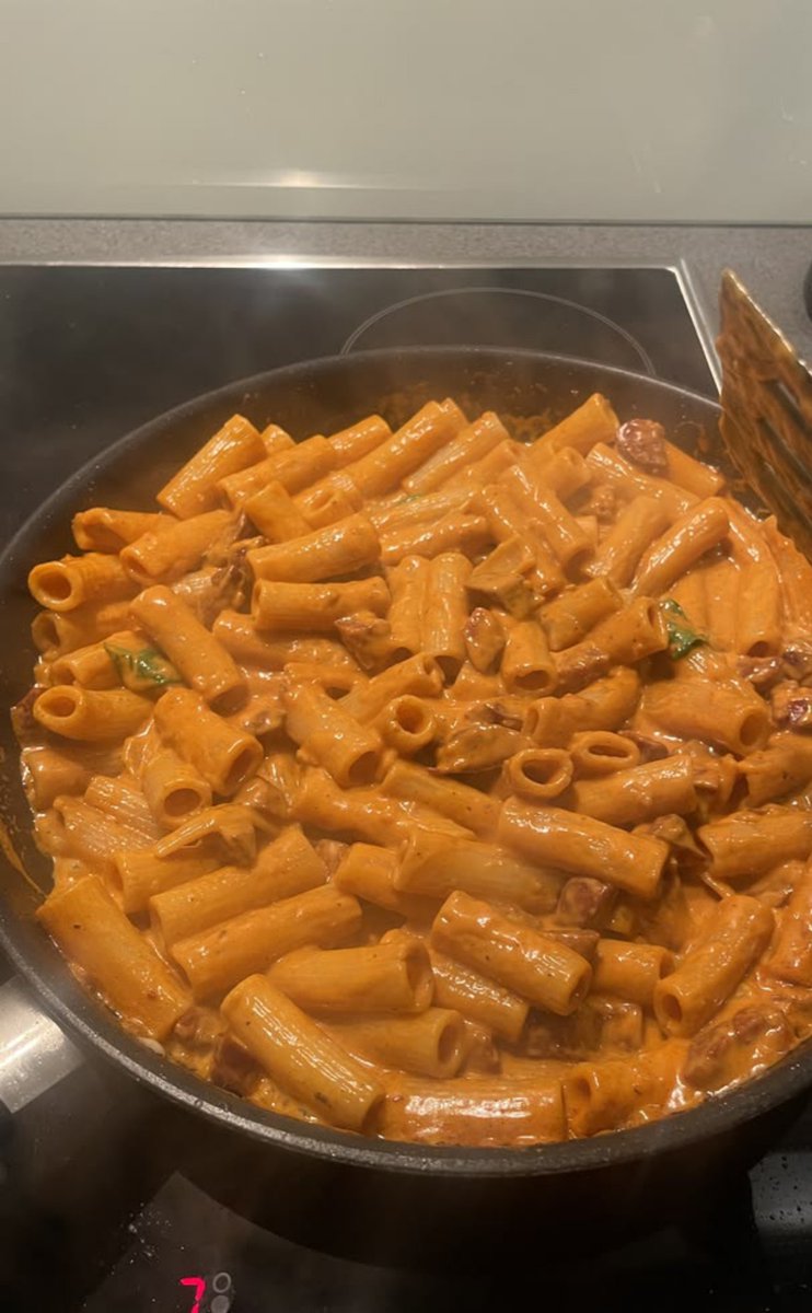 itsBilal's tweet photo. Dinner time!!
Pasta for dinner just hits different 🍝🤤 https://t.co/odterH6tFk