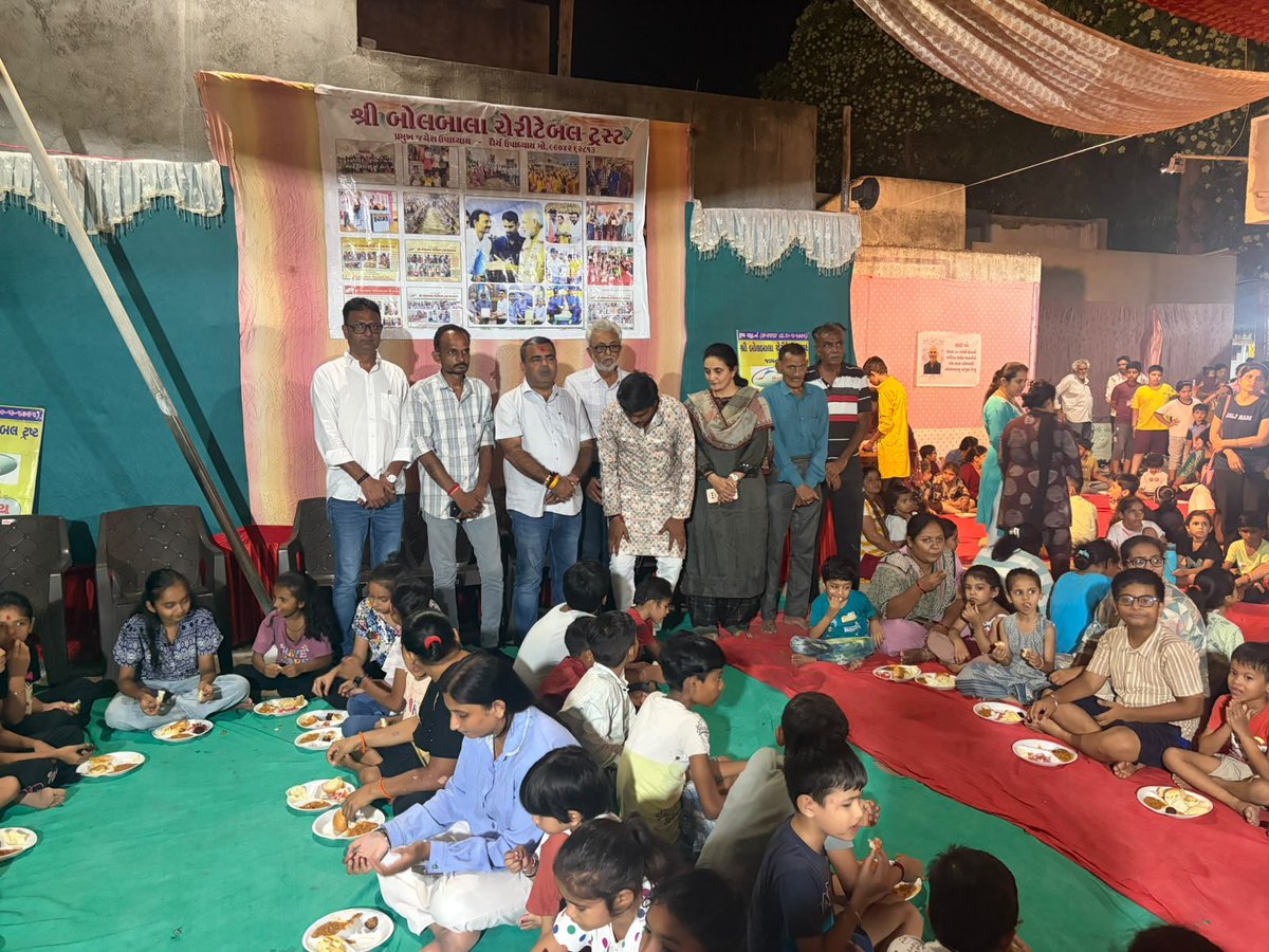 divyeshakbari79's tweet photo. “સેવા એ જ સાચો ધર્મ છે” 🙏✨

આસો નવરાત્રિના પાવન પર્વ નિમિત્તે સ્વ. ચેતનભાઈ ઉપાધ્યાયના પુણ્ય સ્મરણાર્થે બોલબાલા ટ્રસ્ટ દ્વારા આયોજિત ભોજન પ્રસાદ વિતરણ સેવા યજ્ઞમાં સહભાગી થવાનો અને દીકરીઓની સેવાનો લહાવો મળ્યો.

રણજીતનગર વિસ્તારની તમામ ગરબીઓની વ્હાલી દીકરીઓ માટે રાખેલ આ સુંદર સેવાયજ્ઞના આયોજન બદલ બોલબાલા ટ્રસ્ટ પરિવારનો ખૂબ ખૂબ આભાર. 🌸