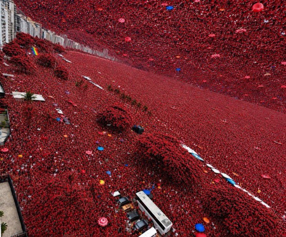 veronikavolt's tweet photo. Faz 2 dias q eu abro o Twitter e vejo tweets q não são sobre o Lula… vocês perderam a noção cwralho? Falta só 10 dias porra vamo continuar falando e spammando deixem as futilidades pra depois https://t.co/R6oQ6HmRiF