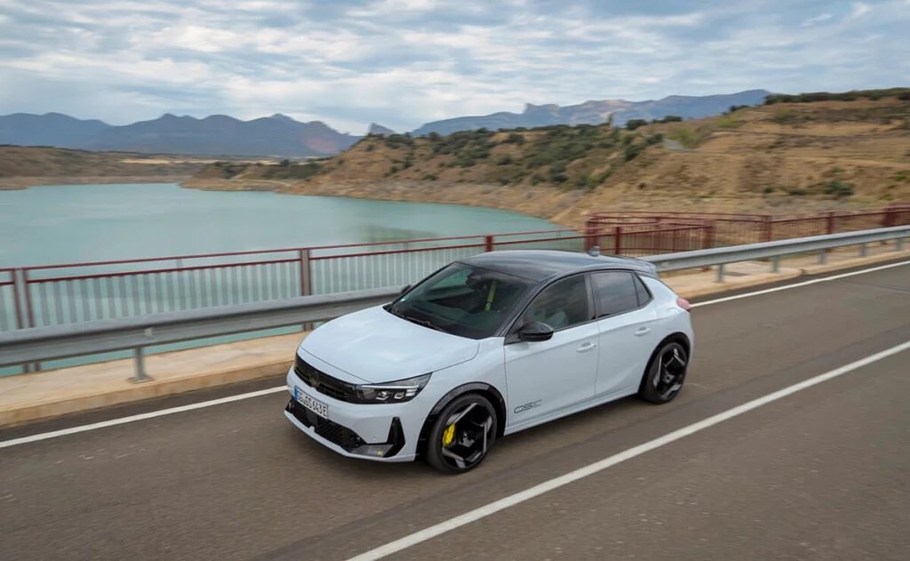 AutoTestArg's tweet photo. 🚨 Opel presentó el Corsa GSE, la versión más potente de su historia.

⚡ Es 100% eléctrico y desarrolla 281 CV.
👉🏾 Acelera de 0 a 100 km/h en apenas 5,5 segundos.
👉🏾 Tiene diferencial Torsen y suspensión deportiva.
¿Lo prefieren antes que un GTI? 👀 https://t.co/GdD589fwhm
