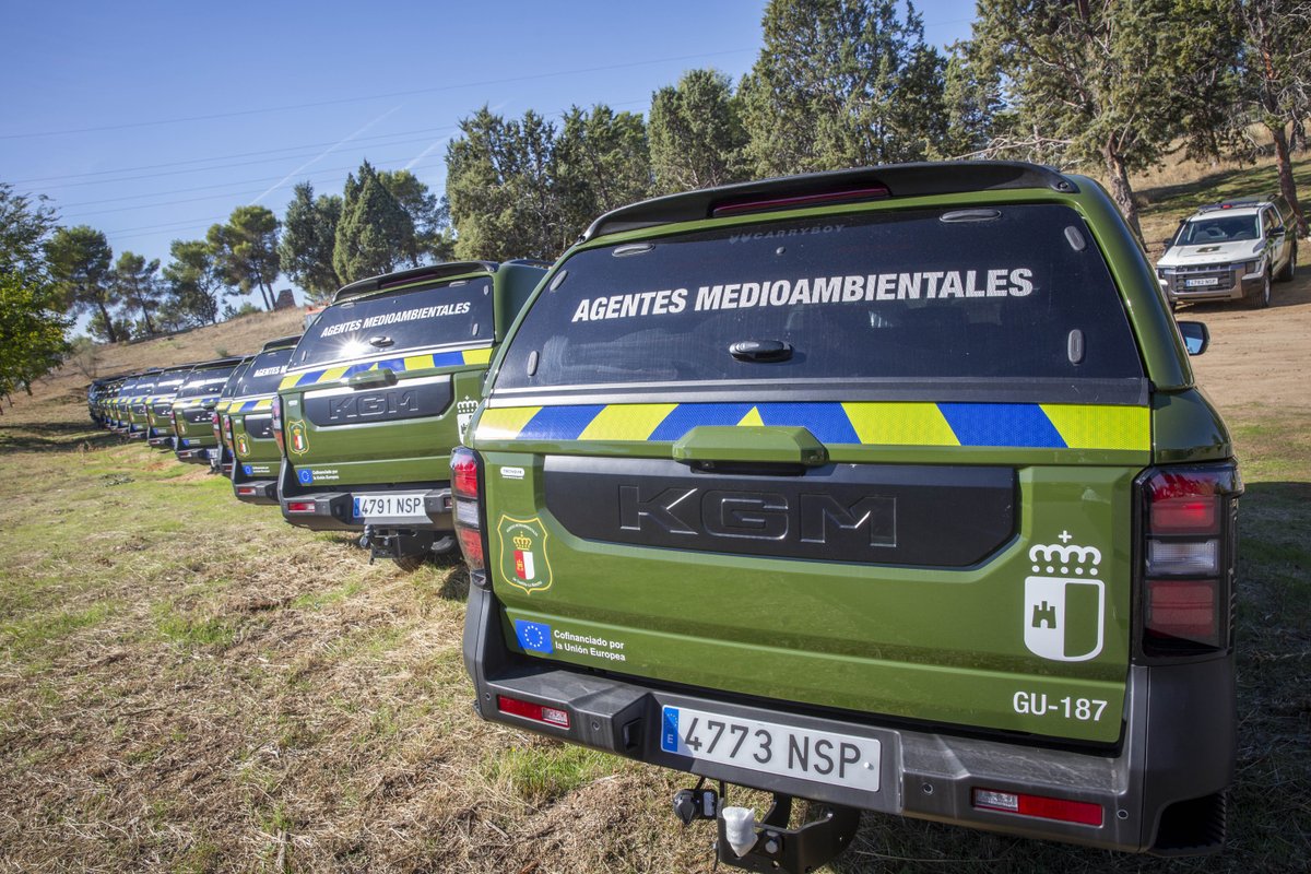DSostenibleCLM's tweet photo. ✅MEDIO AMBIENTE
➡️El Gobierno de Castilla-La Mancha entrega 23 vehículos para el cuerpo de @AAMM_JCCM y presenta dos recursos multifunción para @Plan_INFOCAM
🚔 Inversión fondos europeos #FEDER
🚚 Inversión #FondosMRR
➡️https://t.co/4NFrO3f0Uu https://t.co/KGFpIhXzS7
