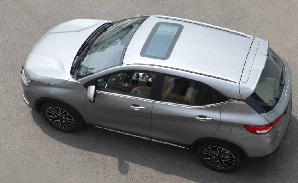 AutoTestArg's tweet photo. 🚗 El Jetour X50 baja de precio y busca competir con el Toyota Yaris Cross.

👉🏾 Ahora cuesta 25.000 dólares gracias a una bonificación.
👉🏾 Motor 1.5 turbo de 156 CV y caja automática DCT.
👉🏾 Seis airbags, techo solar y cámara 360°.
¿Cómo lo ven por ese precio? 👀 https://t.co/PFDFbJwDN2
