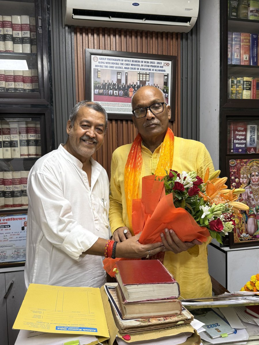 ManojKu37134155's tweet photo. आज दिनांक 15/10/2026 को नवनियुक्त राज्य सभा सदस्य श्री राधाकांत ओझा जी से स्नेहिल मुलाक़ात हुई और उन्हें नए दायित्व के लिए बधाई एवं मंगलकामनाएँ प्रेषित किया । उन्होंने मिष्ठान खिलाकर धन्यवाद दिया । आप नित्य नए कीर्तिमान स्थापित करें और राष्ट्र निर्माण में अपना योगदान देते रहें । https://t.co/RPP7ocf6mi