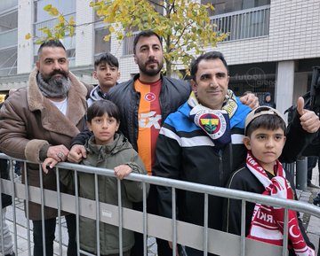 turkeypiabella_'s tweet photo. Finlandya'daki Galatasaray ve Fenerbahçe taraftarları, bu akşam Trabzonspor'a destek için KuPS maçında. https://t.co/8JGenAyaxg