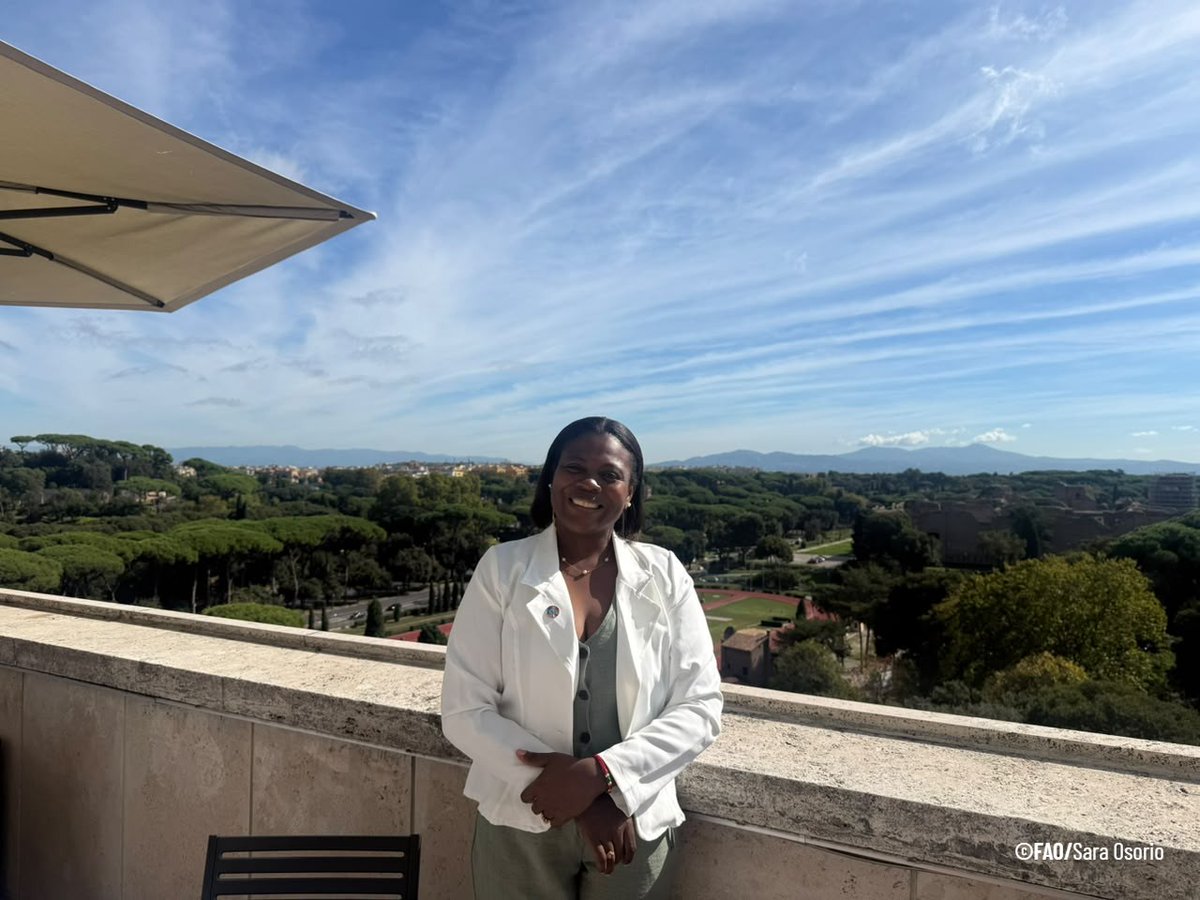 FAO_Colombia's tweet photo. 🇨🇴💜 ¡Colombia celebra a sus heroínas rurales!

En el Día Internacional de la #MujerRural, Mónica Leonor Mosquera Garcés, lideresa de Buenaventura, recibió de manos del director general de @FAO el reconocimiento de las 100 Heroínas por su aporte al desarrollo rural sostenible. https://t.co/jSvJfe5hJk