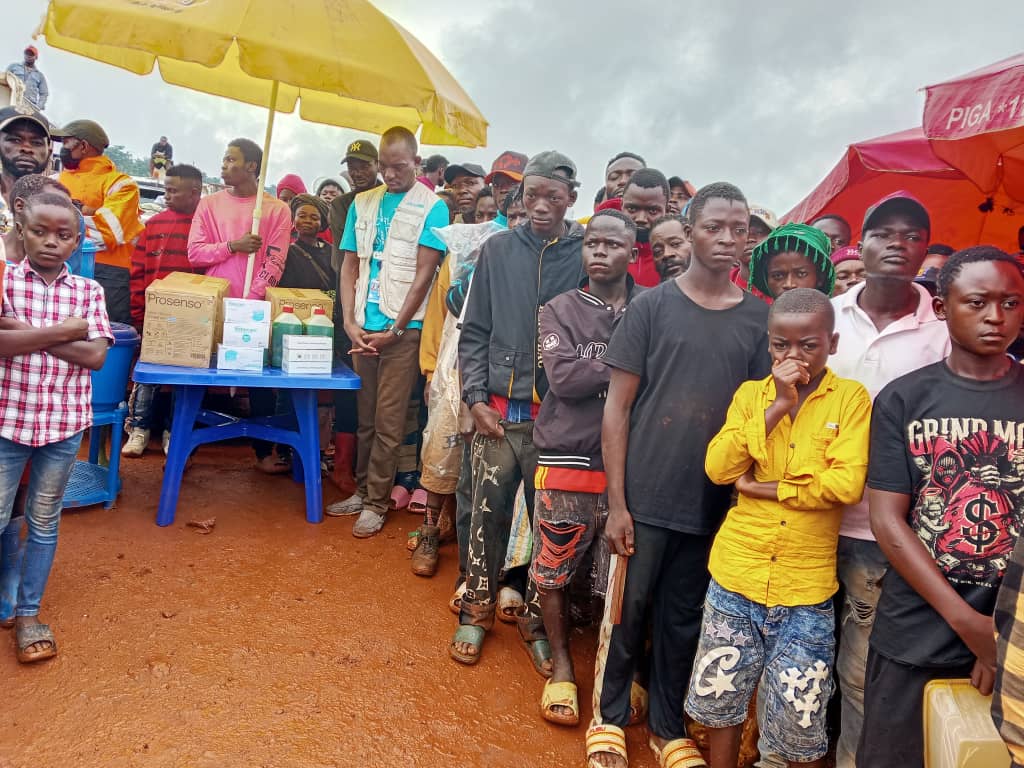 UNICEFDRC's tweet photo. 📍Bolebole, #HautUele | Près de 2⃣0⃣0⃣0⃣ personnes ont participé à une mission de sensibilisation appuyée par l’UNICEF et @UNCERF dans la riposte à #Ebola. Autrefois réticente, la communauté réclame aujourd’hui davantage de services de santé et de soutien aux enfants affectés. https://t.co/6K801Zb5os