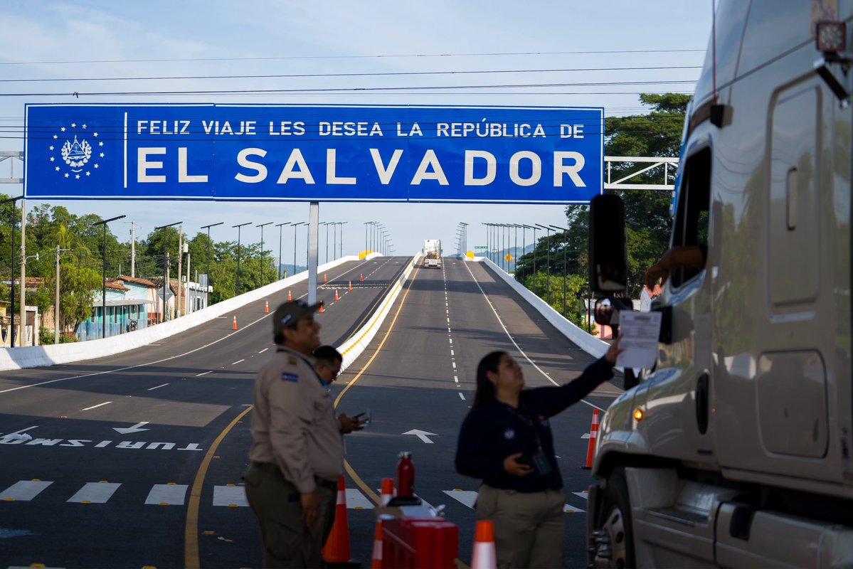 ultimahsv's tweet photo. #NuevasObras | 🇸🇻🚧 La habilitación del nuevo puente de cuatro carriles en La Hachadura, junto con accesos hacia la carretera del Litoral, fortalece la conectividad en una frontera por la que transitan 1.5 millones de vehículos anualmente, beneficiando al transporte de carga, particulares y turismo.