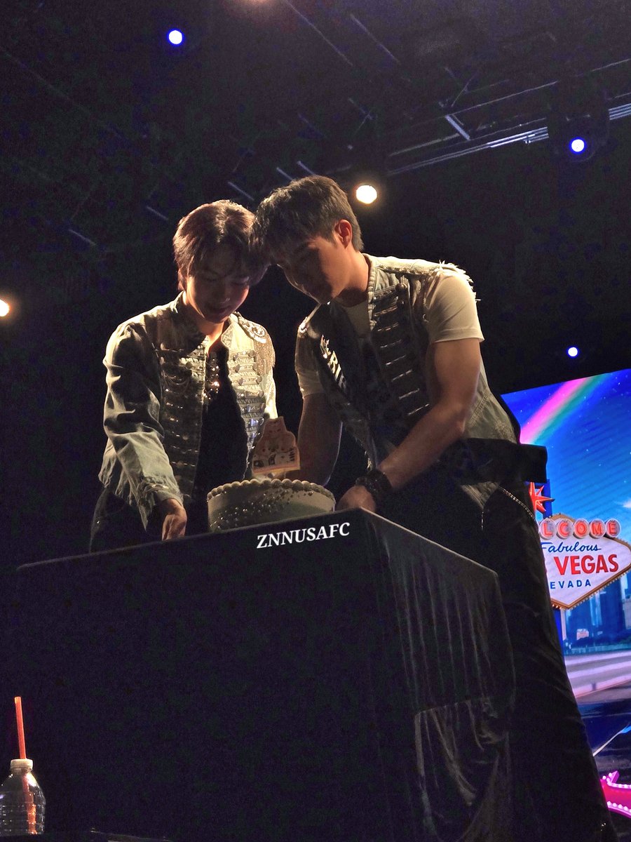 ZNNUSAFC's tweet photo. P'Zee is always so attentive and quick to make sure his little one isn't hurt. 

At the New York Fanmeeting, NuNew was trying to grab the edge of the cake but didn't have a good grasp of it. The cake ended up slipping from fingers that we all thought he injured himself. 

Look at how quick P'Zee moved to double-check his Nhu was ok. He thankfully was ok with no injuries 🥺🙏

In the end, Nong NuNew ended up with frosting on his fingers and had a taste of the yummy cake 😙❤️

Truly the sweetest when together na ~ 
Giving us a toothache! 🤭✨️

#ZeeNuNew #NuNew #ZeePruk 
#ZeeNuNewinNYC 
~@zee_pruk & @CwrNew ♡