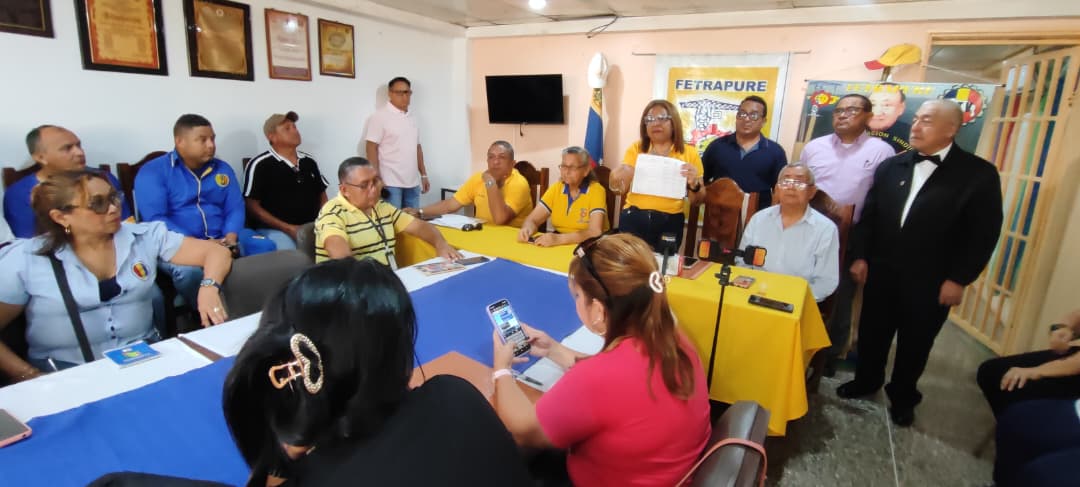 NotiExpressColo's tweet photo. Fetrapure inicia taller de formación y capacitación sindical en Apure

En la sede de la Federación de Trabajadores del Estado Apure (Fetrapure), este jueves 15 de octubre dio inicio el Taller de Formación y Capacitación Sindical, impulsado por la Escuela de Capacitación “Ángel Zerpa Mirabal”.

La actividad cuenta con una masiva participación de 90 dirigentes sindicales y delegados procedentes de diversos municipios de la entidad, entre ellos Páez, Rómulo Gallegos y Pedro Camejo. Los participantes representan a trabajadores e instituciones educativas de todo el estado.

El programa busca dotar a los dirigentes sindicales de herramientas técnicas, jurídicas y de negociación. El propósito es fortalecer las capacidades de la dirigencia para la defensa efectiva de los derechos laborales, al tiempo que se impulsa la preparación de nuevos liderazgos y relevos dentro del movimiento gremial apureño.

Deisy Solórzano, Secretaria Ejecutiva de Formación Sindical de Fetrapure y coordinadora de la actividad, destacó que el objetivo principal es facilitar herramientas a nuestros dirigentes sindicales y delegados de instituciones educativas para que puedan negociar y defender con argumentos sólidos los derechos de los trabajadores en todo el estado Apure.

Por su parte, Minerva Ortega, presidenta de Fetrapure, resaltó la importancia de la jornada y dio la bienvenida a los asistentes:

“Iniciamos este período de formación para capacitar a nuestros dirigentes en los aspectos técnicos y jurídicos necesarios para dirigirse a los órganos competentes. Agradecemos al destacado cuerpo de profesores y facilitadores que nos acompañan en esta labor.”

Equipo docente y directivo

La formación cuenta con un destacado cuerpo de docentes y especialistas con amplia trayectoria en el ámbito laboral y sindical, entre los que destacan el Profesor Martín Paredes y el Dr. Bofil Torres.

La Escuela de Capacitación de Fetrapure se encuentra bajo la dirección del Lcdo. José Veliz, bajo la coordinación del departamento de capacitación y Formación Sindical de FETRAPURE liderado por Deisy Solorzano, conjuntamente con la directiva de la federación.