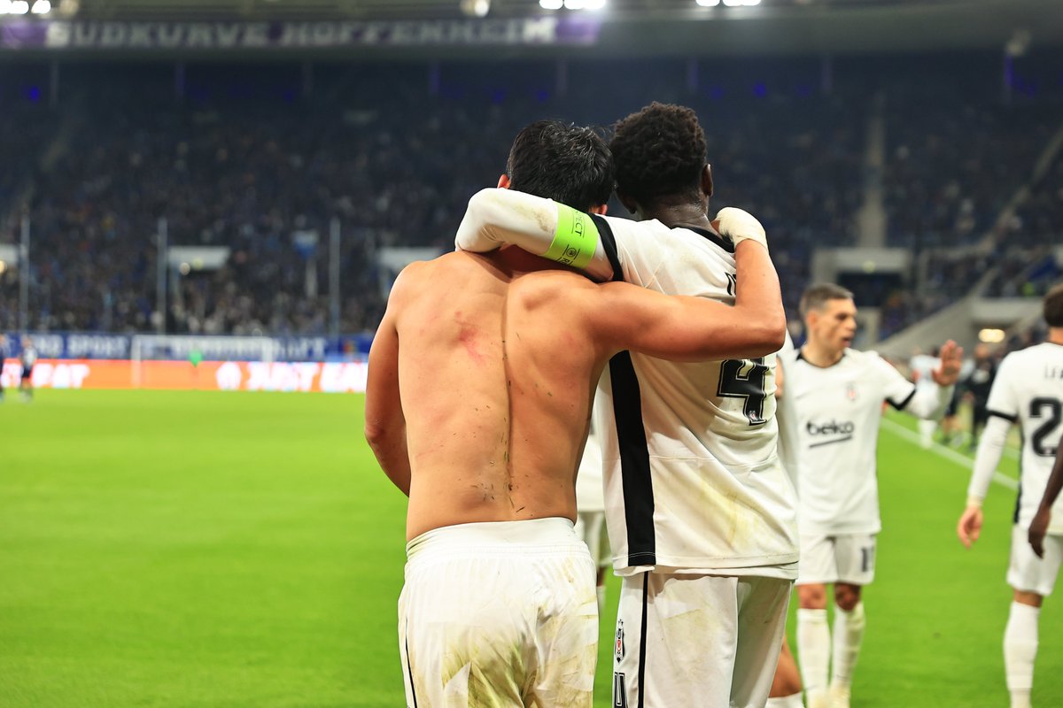 Besiktas's tweet photo. Takım. 💪

#ForzaBeşiktaş https://t.co/pSo6azopll