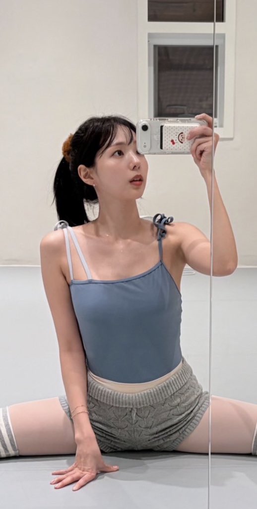 Victoriazuhv's tweet photo. Omfg soobin is so flexible how did she hit this split am gagged https://t.co/VIyP9Qa3EF