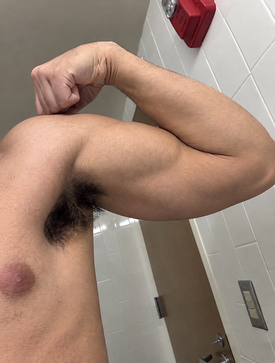 fratbrosami's tweet photo. new hereee 👀

21 college bro, hairy pits &amp; a lil more to show hmuu 

who’s tryna be mutuals??

#nsfwtwt #gaynsfw #hairypits https://t.co/BMtD2XTGk6