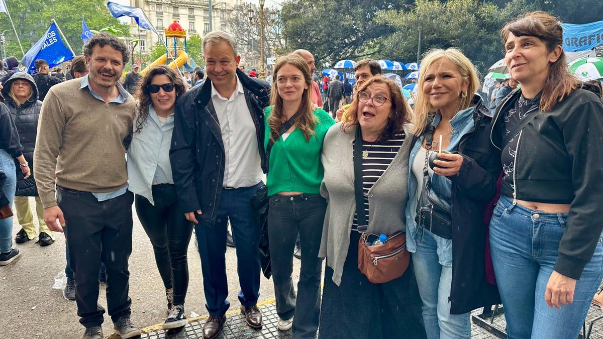 paulaeichel's tweet photo. La Universidad Pública es de todos y por eso vamos a seguir defendiéndola. Hoy estamos nuevamente en la calle participando de la 5° Marcha Federal Universitaria reclamándole al Gobierno Nacional que cumpla la ley y garantice el financiamiento educativo.

#MarchaUniversitaria https://t.co/5XdnBfoEB5