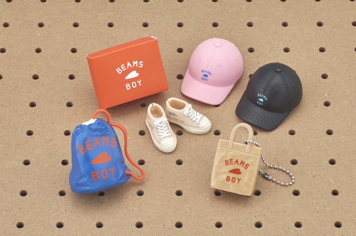 tartsPR's tweet photo. 「BEAMS BOY」のアイテムが #リカちゃん サイズの #ガチャ になって登場✨

ラインナップは全5種！リカちゃんが実際に身に着けられるほか、ボールチェーン付きでチャームとしても楽しめます♪
『〈BEAMS BOY〉ミニチュアコレクション -リカちゃんコラボレーション-』 
2026年12月発売予定🌟 #BEAMSBOY https://t.co/xWFtTu9LGP