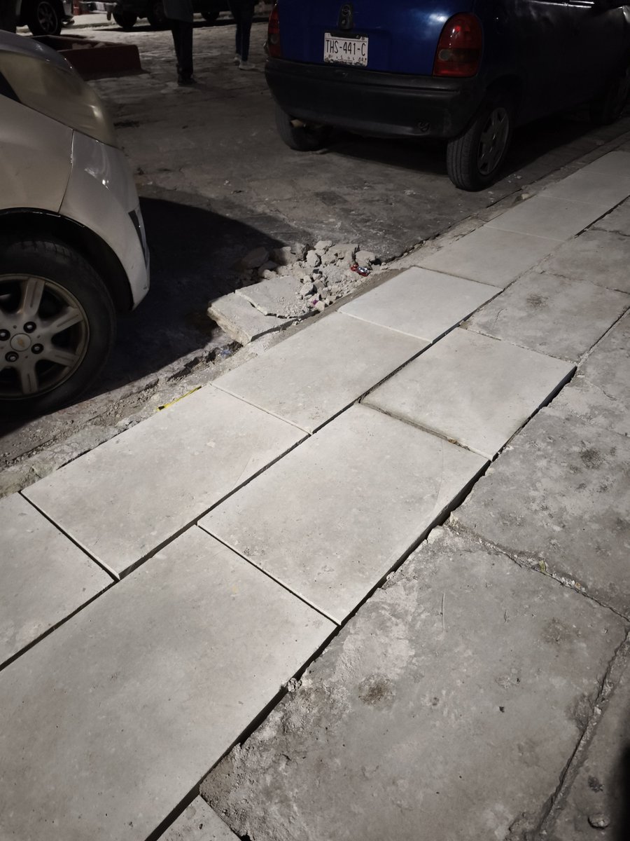 chumbert1's tweet photo. Aquí tiene razón el regidor del Ayuntamiento @martinvasquezv, los responsables del programa Sicarú Lulá del @GobOax dejan un pinche cuchitril que ponen en riesgo al peatón; son malhechos y sin acabar lo que empezaron. (y son en varias calles) Son buenos para el negocio pero pésimos para hacer obras de calidad. #Oaxaca no merece esto. 👎🏽
2,800 millones para su pinche "Oaxaca Linda" @salomonj.