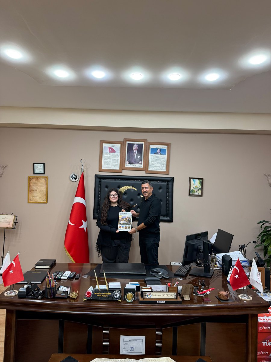 RGAL_34's tweet photo. Okulumuz Dil Bölümü öğrencilerinden Berra İnci, farklı kültürleri tanımak ve kültürel farkındalığı artırmak amacıyla gerçekleştirilen etkinlikler kapsamında hazırladığı “Romanya Dergisi” özel sayısını Okul Müdürümüz Sayın Muharrem Bozkurt’a takdim etti.

@ArtarZeki @M36Bozkurt https://t.co/w0OJN5obVw