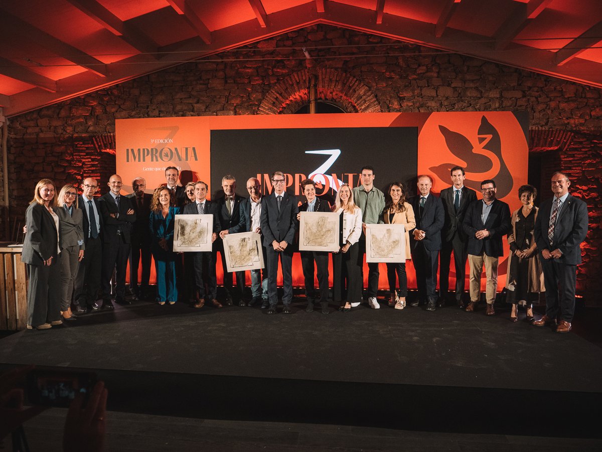 lariojaorg's tweet photo. 🏅 El presidente @CapellanGonzalo y los consejeros @alfonso_dguez y @NOE_MANZANOS han asistido hoy en Logroño a la tercera edición de los Premios Impronta de Diario La Rioja, que han reconocido a María Vargas, Fernando Gil Torner, Darío Gómez y UD Logroñés.

¡Enhorabuena a todos! https://t.co/s7hRzl6AdC